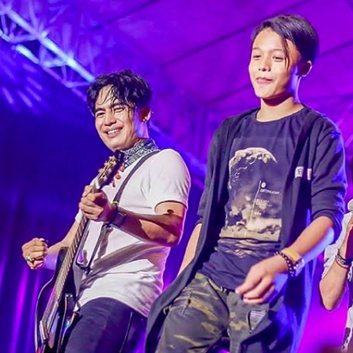 <p>Menyanyi diiringi permainan gitar sang ayah bisa jadi salah satu hal yang membahagiakan Restu. (Foto: Instagram/ @restuvht)  </p>