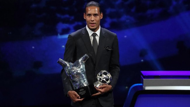 Bek Liverpool, Virgil van Dijk, disebut mantan bek Manchester United Rio Ferdinand tak pantas mengalahkan Cristiano Ronaldo dan Lionel Messi.