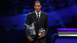 FOTO: Van Dijk Kalahkan Messi dan Ronaldo