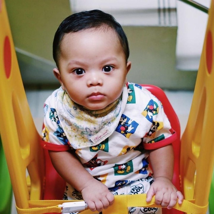 <p>Serius banget nih, Kala lagi lihat apa sih? He-he-he.  (Foto: Instagram @mytha_lestari)</p>