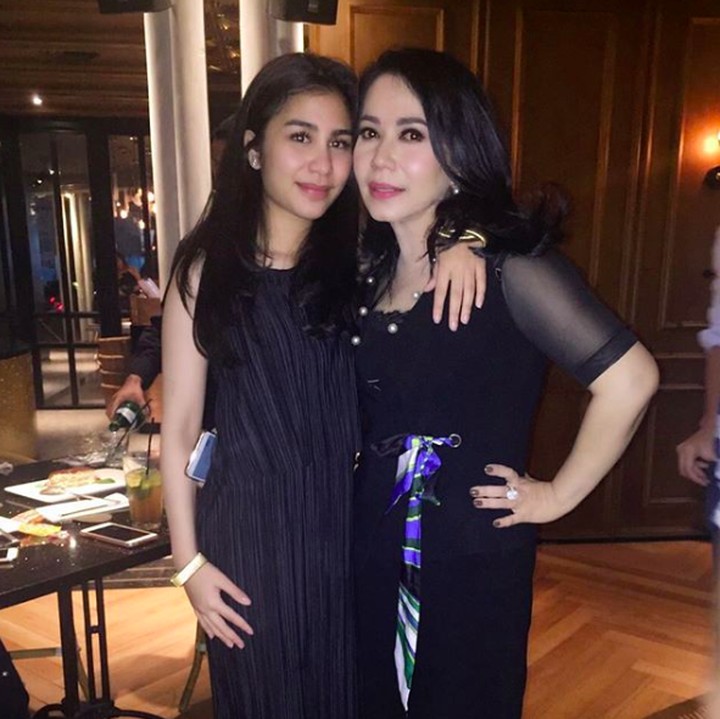 Senang ya, Bun, lihat kedekatan antara ibu dan anak ini. Sama-sama cantik. (Foto: Instagram @iis.sugianto_)