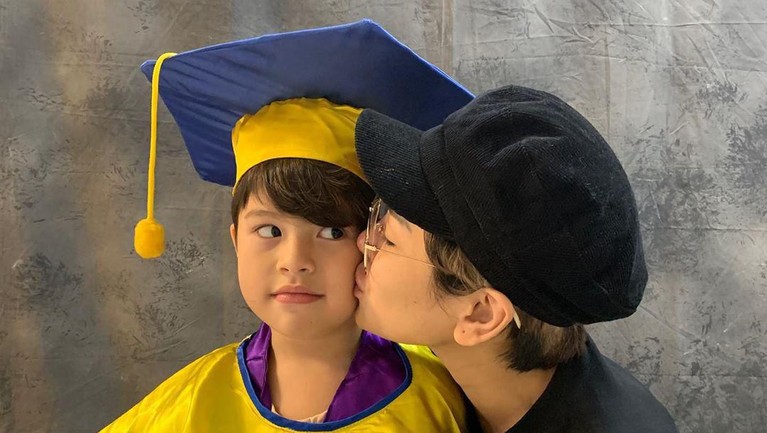 Meski terkenal sebagai artis yang kontroversi, Nikita Mirzani dikenal juga sebagai seorang ibu yang perhatian untuk anak-anaknya.