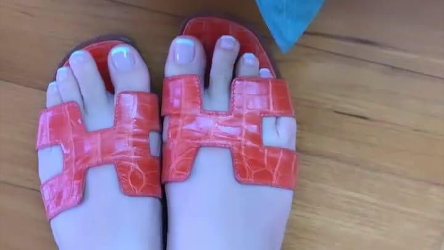 Sandal di Kaki Bengkak Syahrini Bisa Beli Motor Bebek Tunai Sandal Hermes di kaki bengkak Syahrini dibanderol dengan harga fantastis.