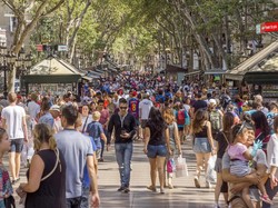 Sebenci Itu Warlok Barcelona kepada Turis, Bir Wisatawan Diludahi