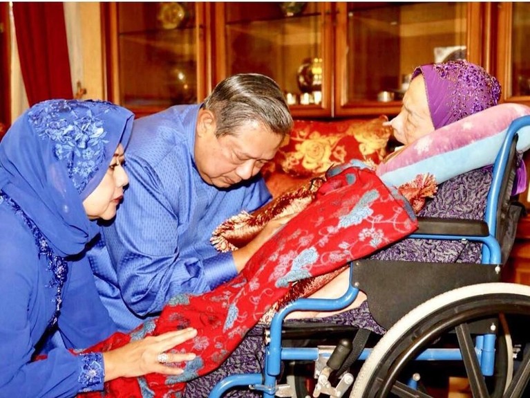 Ibu SBY, Siti Habibah meninggal dunia pada Jumat (30/8) di RS Mitra Cibubur. Berikut ini mari kenang lagi momen kebersamaan SBY dan ibundanya semasa hidup.