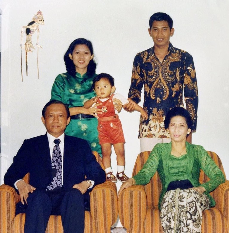 Ibu SBY, Siti Habibah meninggal dunia pada Jumat (30/8) di RS Mitra Cibubur. Berikut ini mari kenang lagi momen kebersamaan SBY dan ibundanya semasa hidup.