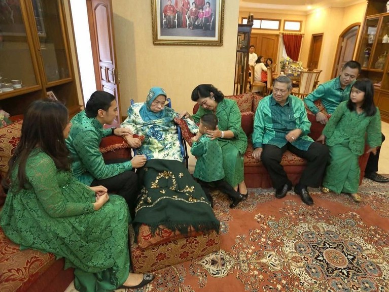Ibu SBY, Siti Habibah meninggal dunia pada Jumat (30/8) di RS Mitra Cibubur. Berikut ini mari kenang lagi momen kebersamaan SBY dan ibundanya semasa hidup.