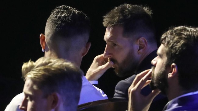 Cristiano Ronaldo dan Lionel Messi saling memuji di sela Penghargaan Pemain Terbaik Eropa 2019 di Grimaldi Forum, Monaco, Kamis (29/8) malam.