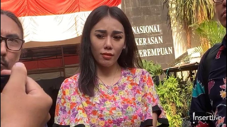 Bebby Fey mengungkap akan menantang sumpah pocong jika tak ada itikad baik.