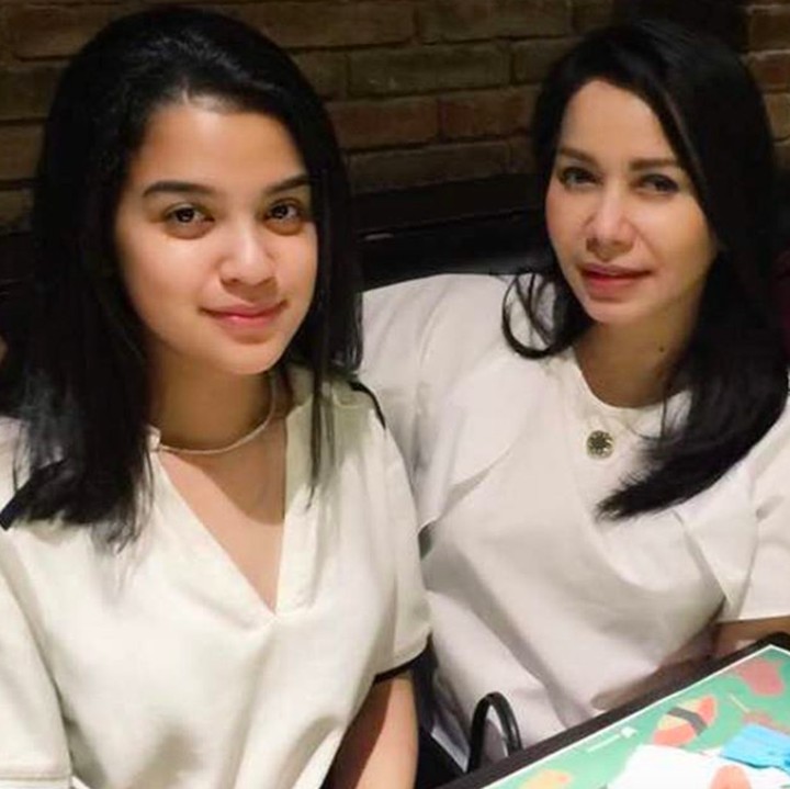 Bunda kelahiran Jakarta ini juga sering menghabiskan waktu bersama Shana. Mirip juga enggak, Bun? (Foto: Instagram @iis.sugianto_)
