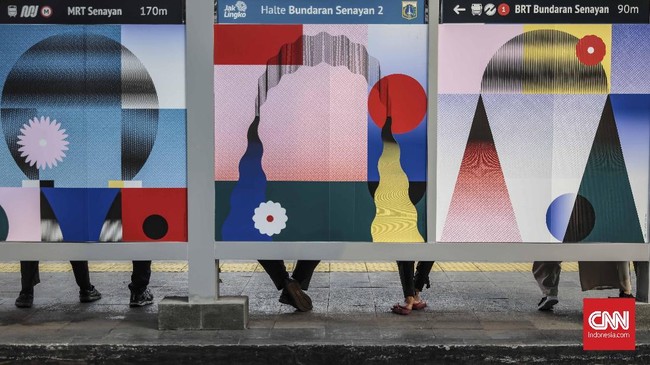 Polisi tak menahan perempuan yang bertindak mesum di halte bus kawasan Senen, Jakarta Pusat. Proses hukum tetap berjalan.