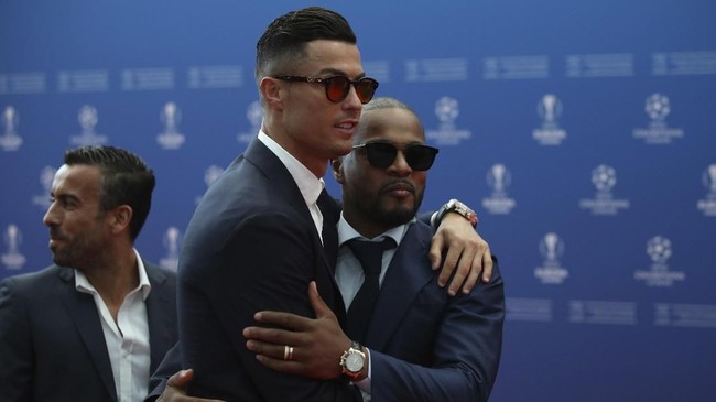 Cristiano Ronaldo tidak hadir dalam pemberian penghargaan pemain terbaik FIFA 2019. Ia absen dan memilih bersantai dengan membaca buku di rumah.