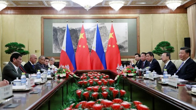 Di hadapan Rodrigo Duterte, Xi Jinping menekankan penolakan China atas keputusan Mahkamah Arbitrase yang memenangkan Filipina dalam sengketa Laut China Selatan.