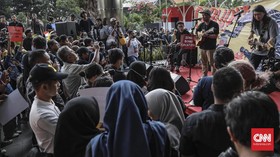 Massa: Ikat Kepala Hitam Tanda Perlawanan Atas Pelemahan KPK