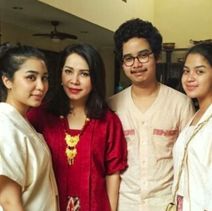 Iis Sugianto merupakan seorang penyanyi dangdut yang tenar di era 1980-an. Iis dikaruniai tiga orang anak yang sudah dewasa, Bun. (Foto: Instagram @iis.sugianto_)