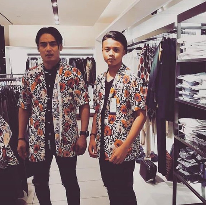 <p>Pakai baju senada begini, Charly dan Restu kayak kakak dan adik ya, Bun? He-he-he. (Foto: Instagram/ @restuvht)  </p>