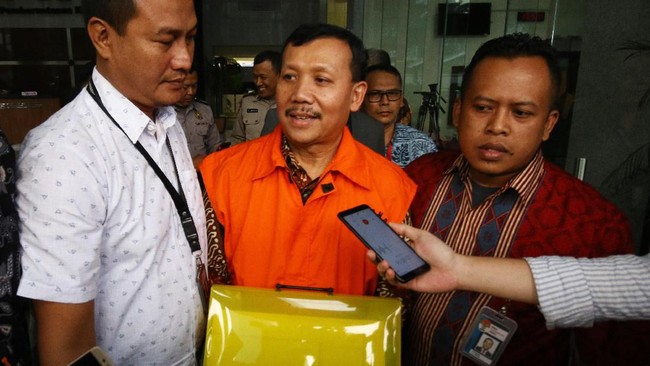Vonis empat tahun penjara dan denda Rp200 juta lebih ringan dari tuntutan KPK yang menuntut Iwa hukuman enam tahun penjara dan denda Rp400 juta.