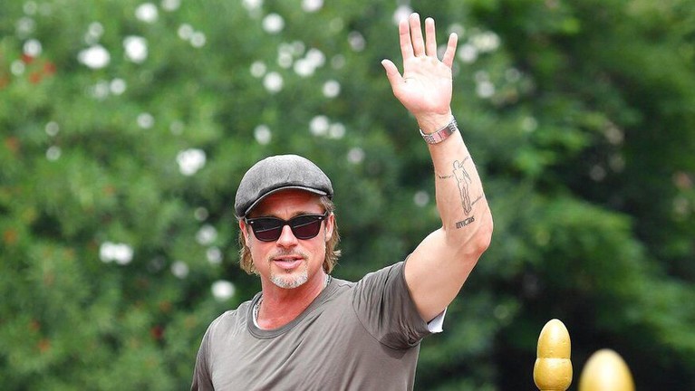 Brad Pitt adalah salah satu aktor kelas dunia yang menghadiri Venice Film Festival 2019. Pitt datang untuk promosikan film terbarunya, Ad Astra. 