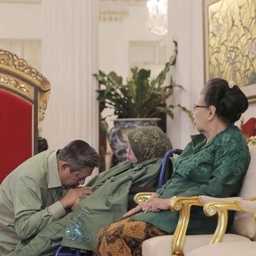 6 Potret Kenangan SBY bersama Ibunda