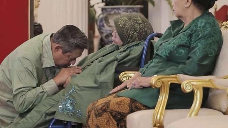 Ibu SBY, Siti Habibah meninggal dunia pada Jumat (30/8) di RS Mitra Cibubur. Berikut ini mari kenang lagi momen kebersamaan SBY dan ibundanya semasa hidup.