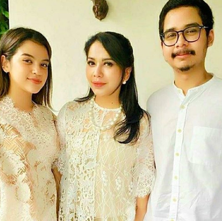 Momen saat lebaran lalu, sayangnya Ananddia enggak bisa merayakan bersama-sama karena sedang terbaring sakit. (Foto: Instagram @iis.sugianto_)