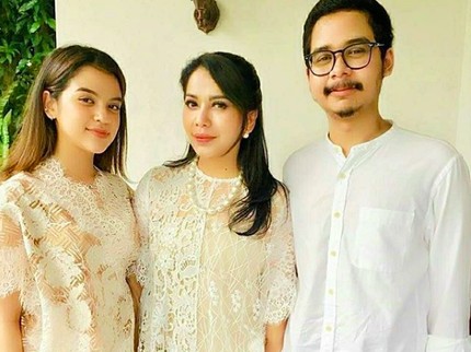 9 Potret Iis Sugianto Bersama Ketiga Buah Hati yang Sudah Dewasa