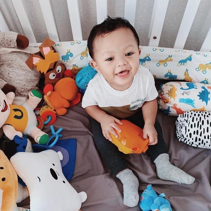 <p>Saat ini, Kala sudah berusia satu tahun, Bun. Tak heran kalau Mytha kerap mengajak Kala saat bekerja. (Foto: Instagram @mytha_lestari)</p>