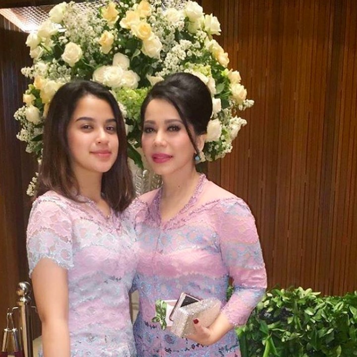 Menghadiri sebuah pesta bersama Shana. Mengenakan dress code senada terlihat semakin kompak. (Foto: Instagram @iis.sugianto_)