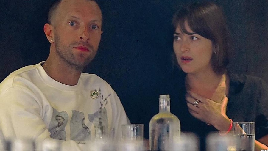 Chris Martin dan Dakota Johnson Tertangkap Kamera Makan Malam Romantis Chris Martin dan Dakota Johnson kembali menjadlin asmara.
