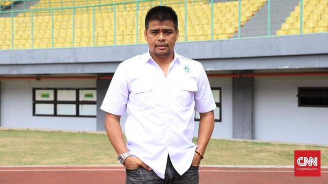 Nuralim yang biasa disapa Jabrik, pernah menjadi palang pintu Persija Jakarta dan kini menjadi pengusaha parkir otomatis di sekitar Bekasi.