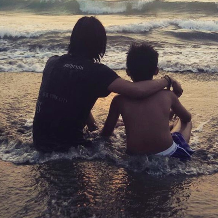 <p>Sederhana, tapi foto ini mampu menunjukkan betapa dekatnya hubungan ayah dan anak yang satu ini. (Foto: Instagram/ @restuvht).  </p>