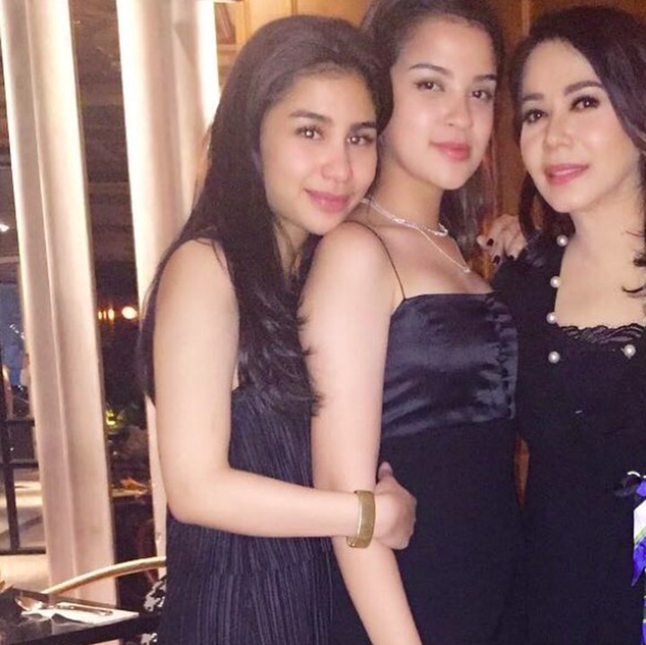 Berfoto dengan dua anak perempuannya, yang disebut Iis sebagai bidadari. (Foto: Instagram @iis.sugianto_)