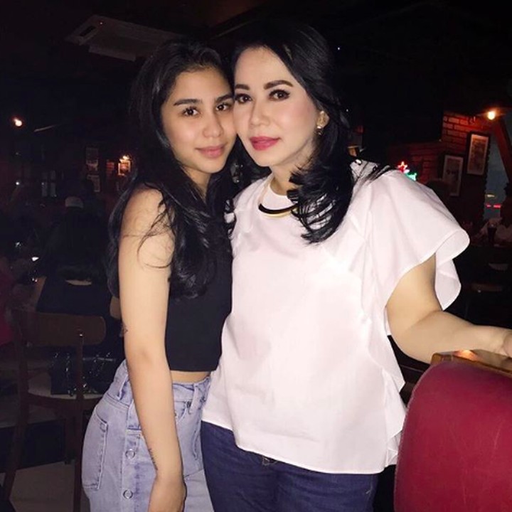 Meski sudah berusia 57 tahun namun kecantikan paras Iis tak lekang oleh usia. Bak kakak dan adik dengan anak sulungnya, Anadia. (Foto: Instagram @iis.sugianto_)