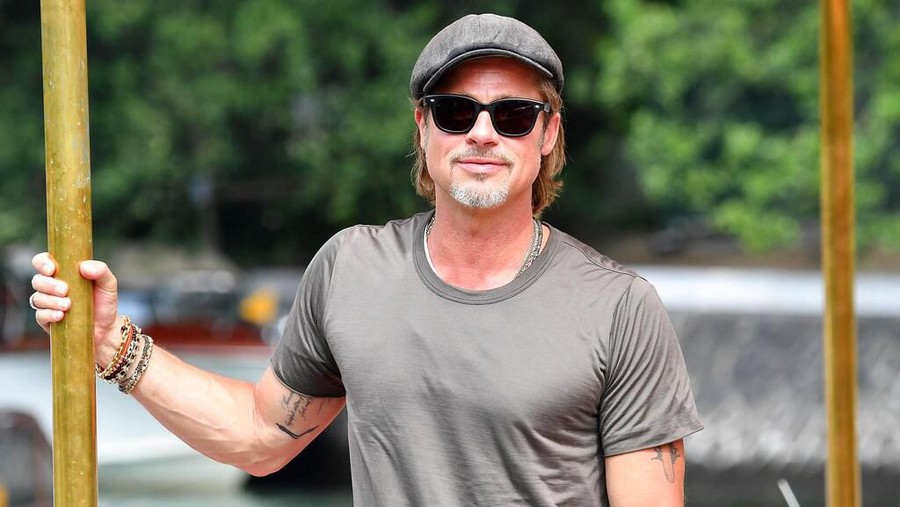 Akhirnya, Brad Pitt Kembali Raih Golden Globe setelah 24 Tahun Brad Pitt berhasil membawa piala Golden Globe untuk Aktor Film Pendukung Terbaik.