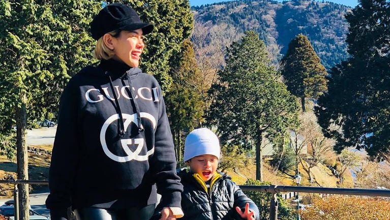 5 Momen Harmonis Nikita Mirzani dengan Anak Kedua Meski terkenal sebagai artis yang kontroversi, Nikita Mirzani dikenal juga sebagai seorang ibu yang perhatian untuk anak-anaknya.