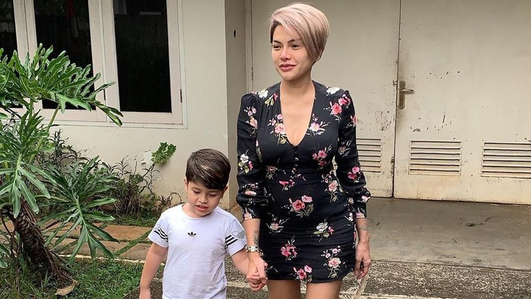 Meski terkenal sebagai artis yang kontroversi, Nikita Mirzani dikenal juga sebagai seorang ibu yang perhatian untuk anak-anaknya.