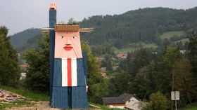 Patung Trump Pose Liberty Bikin Heboh Warga di Slovenia