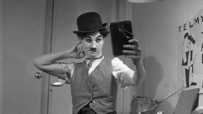 1955:  Austrian actress and impersonator Telmy Talia checks her make-up after her uncanny transformation into Charlie Chaplin for a Paris nightclub show.  (Photo by Michel Brodsky/BIPs/Getty Images)