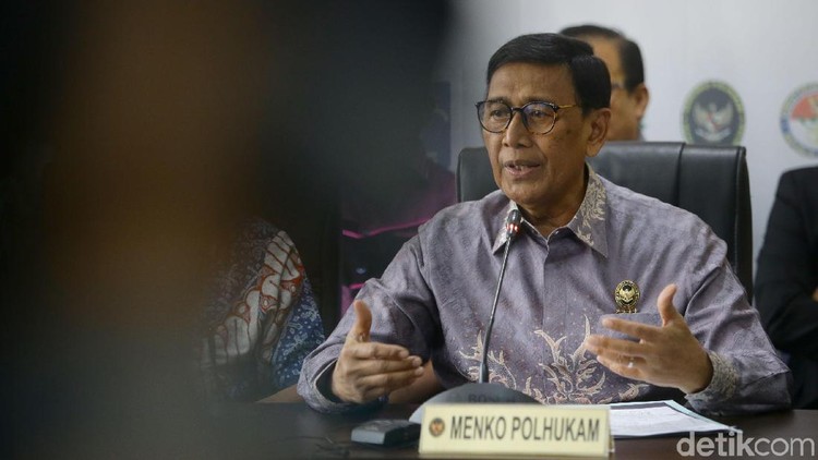 Keluarga Menkopolhukam Wiranto, yang hari ini diserang dan hampir tertusuk oleh oknum tak dikenal adalah keluarga yang religius, Bun. Ini faktanya.
