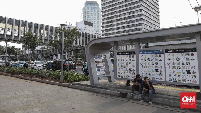 FOTO: Karya Seniman Perempuan Percantik Halte Jakarta