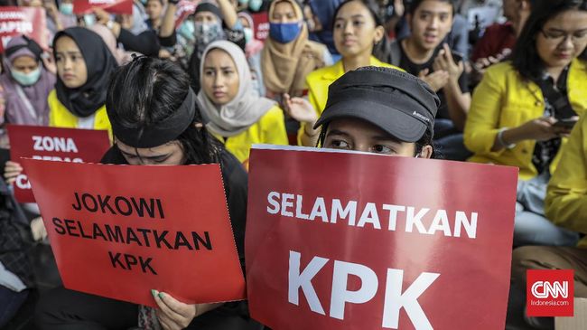 Survei LSI Denny JA: Kepercayaan ke KPK Turun Pascapilpres Dibandingkan survei yang dilakukan sebelum Pilpres 2019, LSI Denny JA mendapati kepercayaan publik terhadap KPK justru menurun pascapemilu.