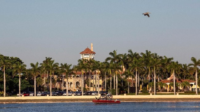 Resor Mar-a-Lago milik Presiden AS Donald Trump di Florida terancam diamuk badai Dorian yang akan melewatinya.