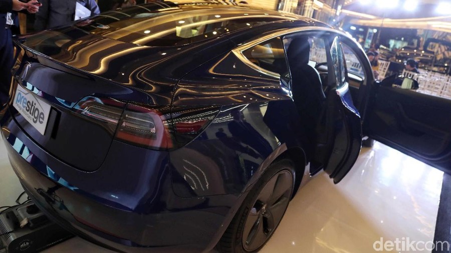 Mobil Listrik Tesla Prestige Motorcars kembali memperkenalkan line up kendaraan ramah lingkungannya. Kali ini mobil yang dibawa oleh importir umum tersebut adalah Tesla Model 3.