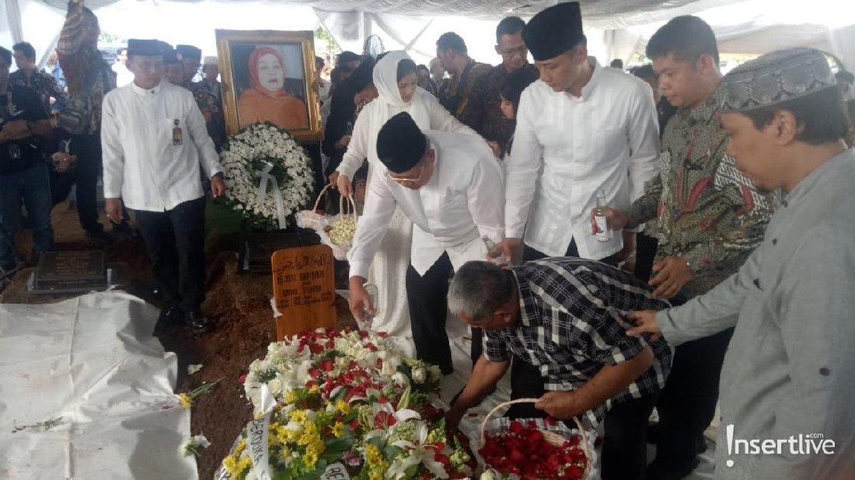 Ibunda Susilo Bambang Yudhoyono &lpar;SBY&rpar;&comma; Siti Habibah&comma; dimakamkan di Tanah Kusir&comma; Jakarta Selatan&period; Berikut potret pantauan dari tim Insertlive&period;