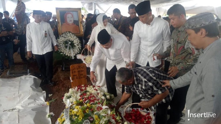 Ibunda Susilo Bambang Yudhoyono (SBY), Siti Habibah, dimakamkan di Tanah Kusir, Jakarta Selatan. Berikut potret pantauan dari tim Insertlive.
