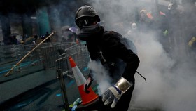 Polisi Hong Kong Halau Massa ke Bandara dengan Gas Air Mata