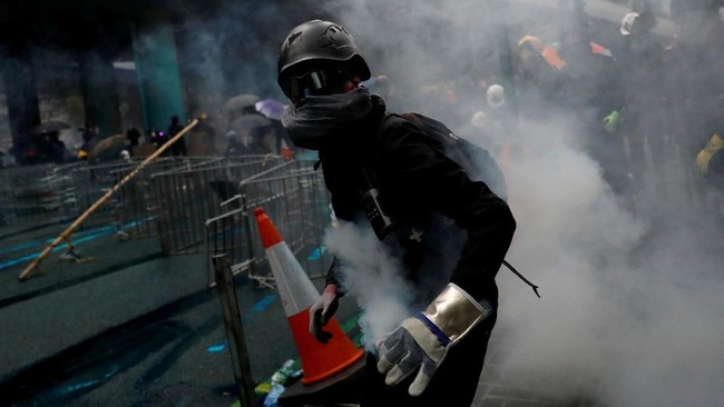 Kepolisian Hong Kong menembakkan gas air mata ke kerumunan massa pengunjuk rasa untuk mencegah mereka memblokir akses ke bandara seperti pada bulan lalu.
