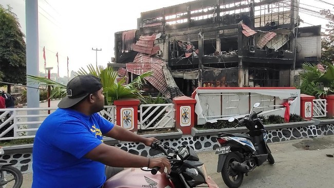 Aktivitas masyarakat Jayapura, Papua pada Sabtu (31/8) kembali normal setelah demo anarkis di kota tersebut pada Kamis (29/8).