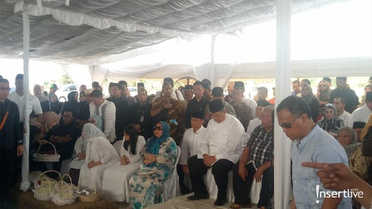 Ibunda Susilo Bambang Yudhoyono (SBY), Siti Habibah, dimakamkan di Tanah Kusir, Jakarta Selatan. Berikut potret pantauan dari tim Insertlive.