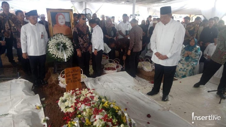 Ibunda Susilo Bambang Yudhoyono (SBY), Siti Habibah, dimakamkan di Tanah Kusir, Jakarta Selatan. Berikut potret pantauan dari tim Insertlive.